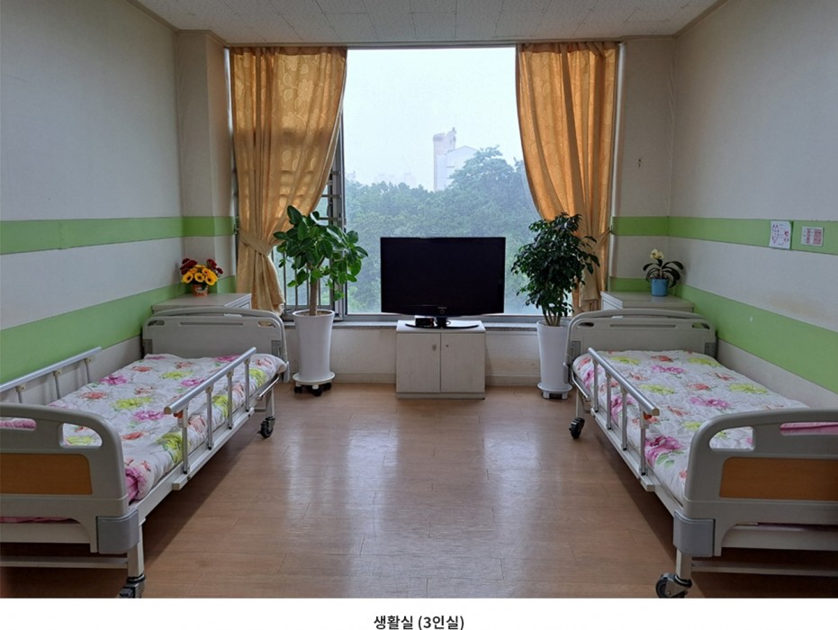 항상 내 가족 같은 마음으로 어르신들을<br />성심을 다해 섬기며 편안하게 모시겠습니다. 이미지 2